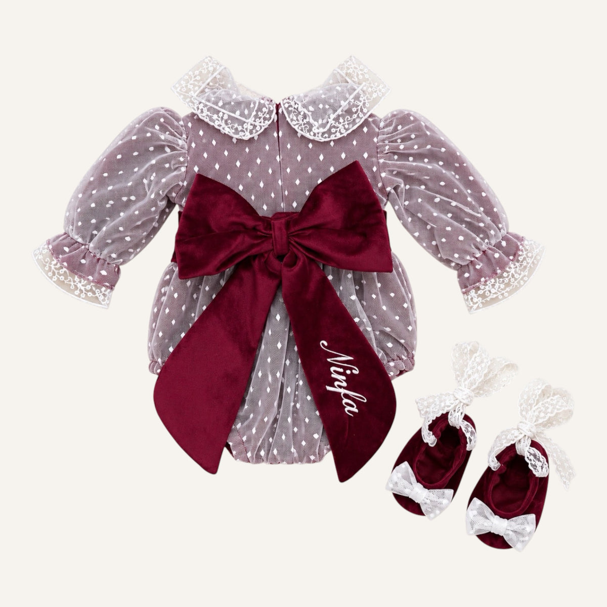 Completo La Boutique dei Bambini color malva in plumetis con colletto in pizzo e grande fiocco bordeaux in velluto