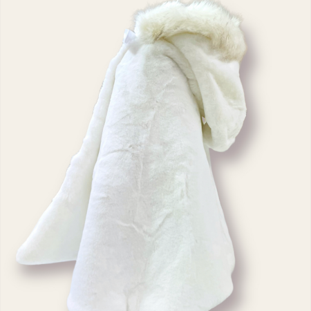 Mantella in pelliccia con cappello bordino con il pelo