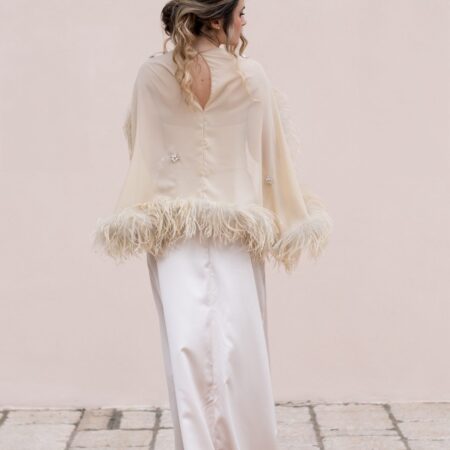 Abito in seta con cappa in chiffon
