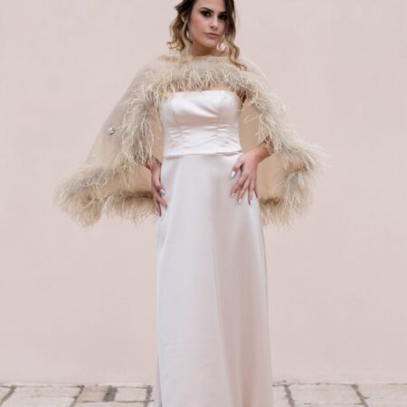 Abito in seta con cappa in chiffon