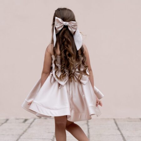 Abito in seta con piume e cristalli