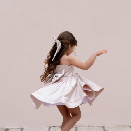 Abito in seta con piume e cristalli