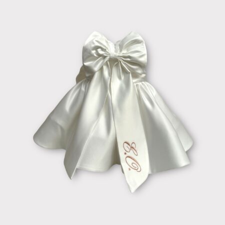 Abito in duchesse con fiocco dietro le spalle e code lunghe personalizzate