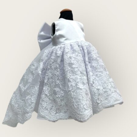 Abito in seta con coda  e pizzo