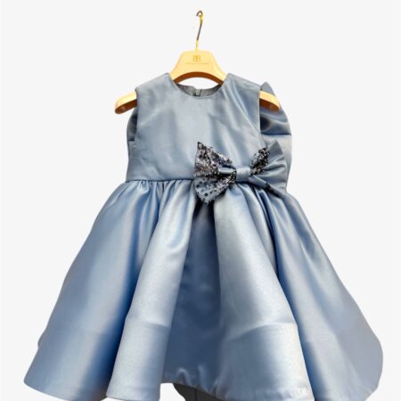 Abito in duchesse con fiocco dietro le spalle e code lunghe