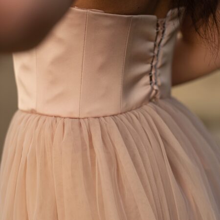 Abito in seta con gonna in tulle con pizzo