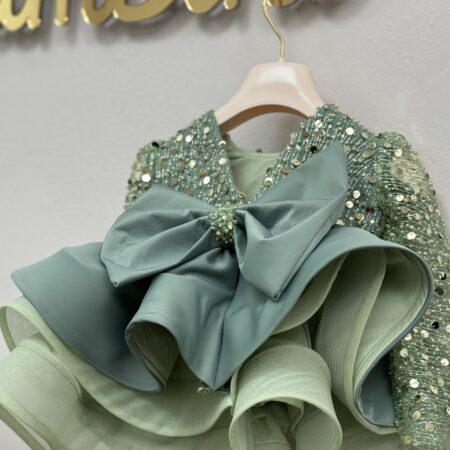 Abito corpino di perline verde salvia e gonna in seta