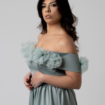 Abito verde salvia con fiori in organza