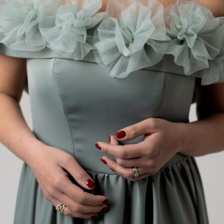 Abito verde salvia con fiori in organza