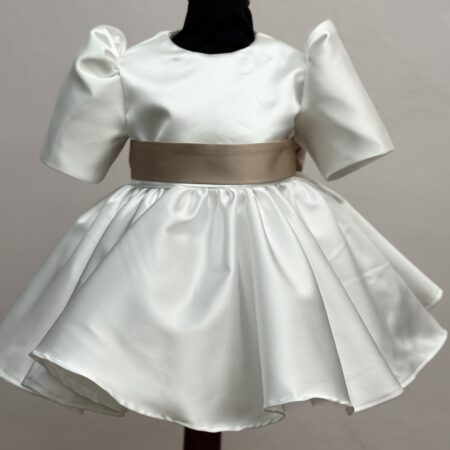 Abito in seta con cintura e fiocco personalizzato in oro