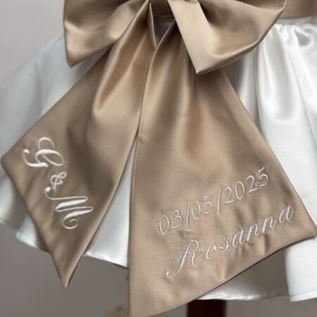 Abito in seta con cintura e fiocco personalizzato in oro