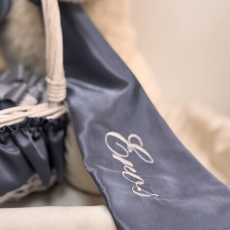 Peluche bianco con fiocco con code personalizzato e cesta vuota foderato