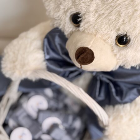 Peluche bianco con fiocco con code personalizzato e cesta vuota foderato