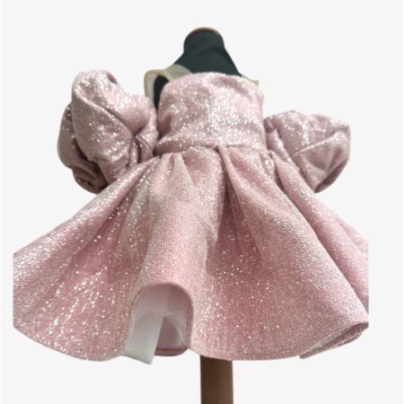 Abito morena rivestito con tulle glitter