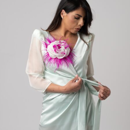 Abito in seta acqua marina con manica in chiffon e fiore in piume di struzzo