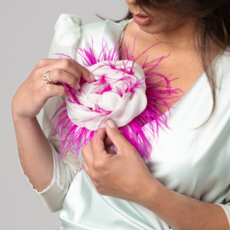 Abito in seta acqua marina con manica in chiffon e fiore in piume di struzzo