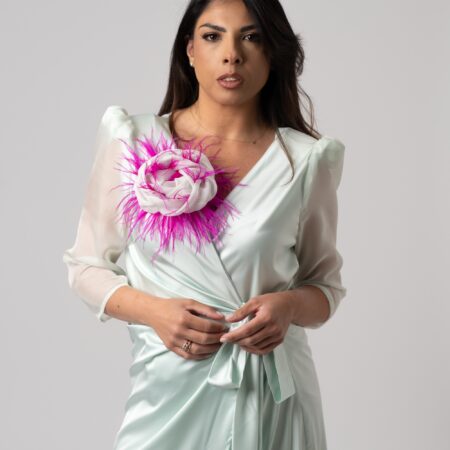 Abito in seta acqua marina con manica in chiffon e fiore in piume di struzzo