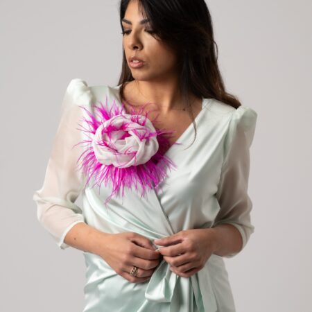 Abito in seta acqua marina con manica in chiffon e fiore in piume di struzzo