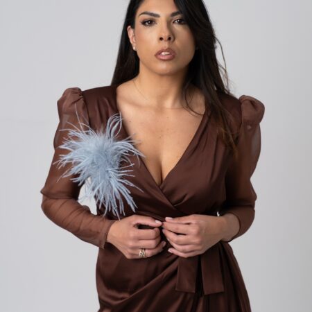 Abito in seta marrone con manica in chiffon e spilla in piume di struzzo