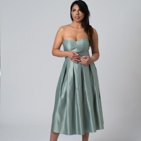 Abito due pezzi con corpetto a stringhe e gonna con piegoni