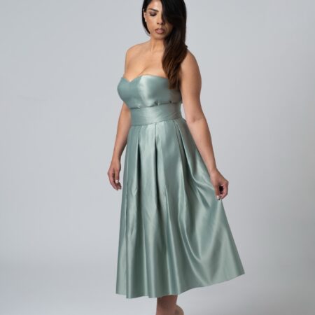 Abito due pezzi con corpetto a stringhe e gonna con piegoni