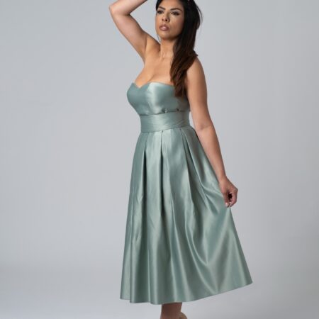 Abito due pezzi con corpetto a stringhe e gonna con piegoni