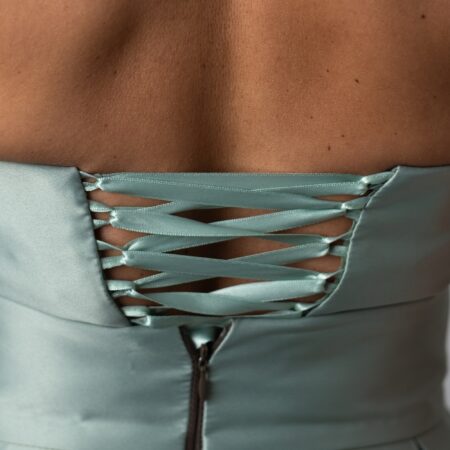 Abito due pezzi con corpetto a stringhe e gonna con piegoni