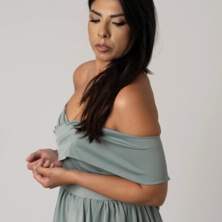 Abito in seta verde salvia con incrocio avanti e fiocco dietro