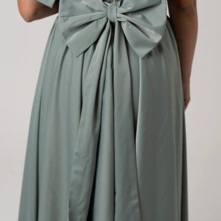 Abito in seta verde salvia con incrocio avanti e fiocco dietro