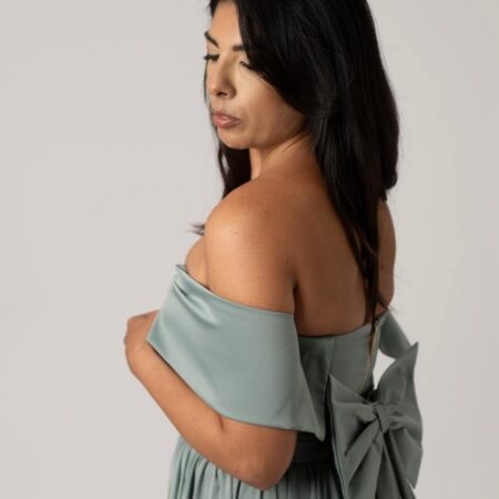 Abito in seta verde salvia con incrocio avanti e fiocco dietro