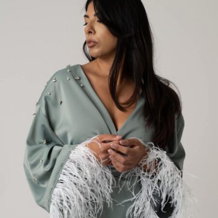 Blusa in seta verde salvia con piume di struzzo e punti luce