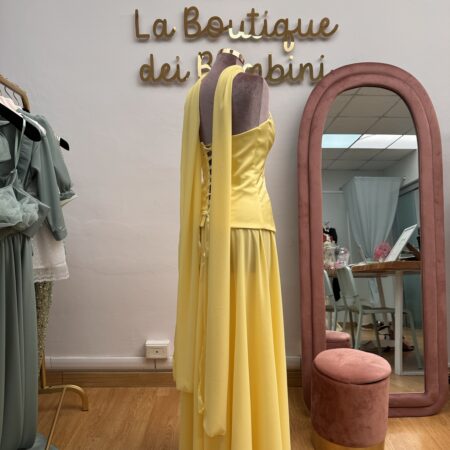 Abito elegante dallo stile raffinato in giallo paglierino