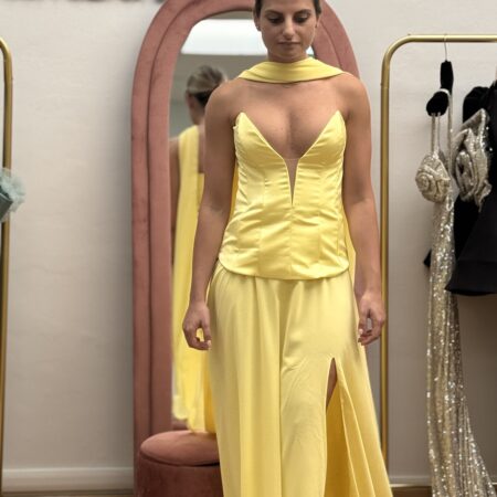 Abito elegante dallo stile raffinato in giallo paglierino