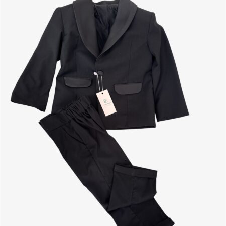 Giacca e pantalone in Tasmania con dettagli in seta lucida