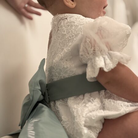 Pagliaccetto
In pizzo Grace con cintura verde e fiocco personalizzato