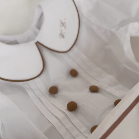 Completo in crepe con motivo riga e camicia con plisse e bottoni rivestiti