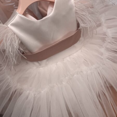 Abito in seta con piume e tulle e cintura rosa personalizzata