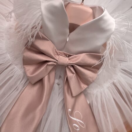 Abito in seta con piume e tulle e cintura rosa personalizzata