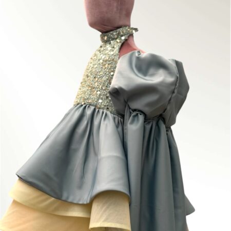 Abito in seta verde salvia con
Corpino di perline e manicotti con strascico