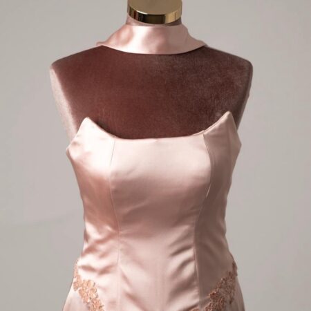 Abito in seta rosa con dettaglio ricamo