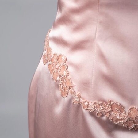 Abito in seta rosa con dettaglio ricamo