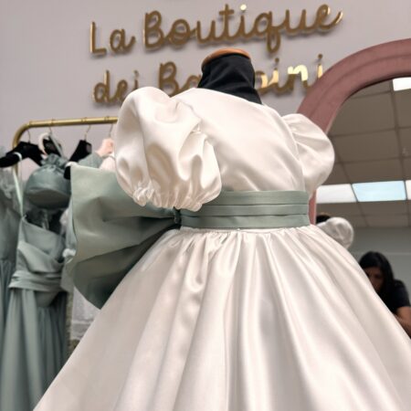 Abito in seta mezza manica scollo a V con fiocco e dietro e code lunghe