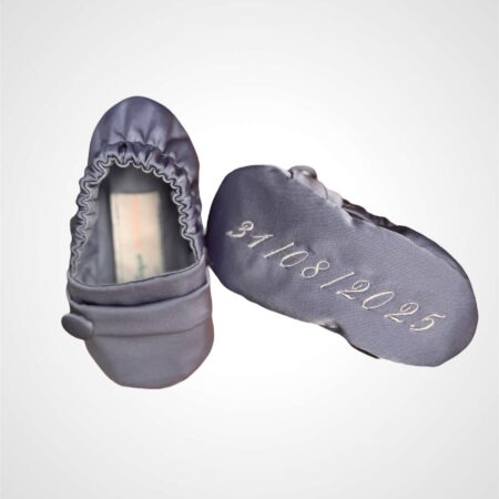 Scarpine da culla in seta celeste polvere