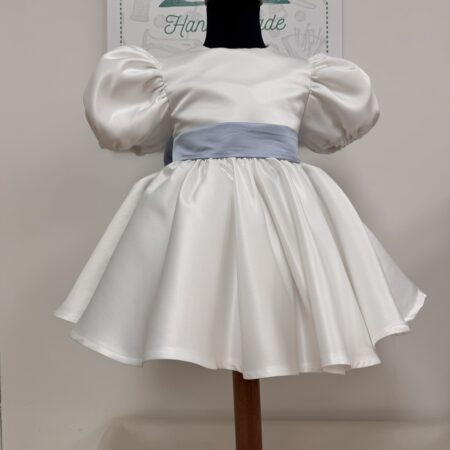 Abito in seta con manica a sbuffo e fiocco azzurro polvere con personalizzazione