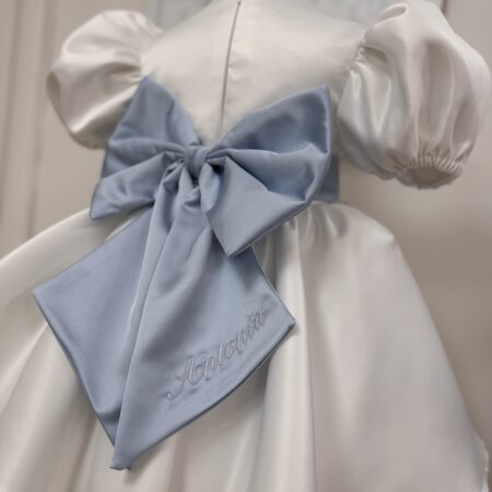 Abito in seta con manica a sbuffo e fiocco azzurro polvere con personalizzazione