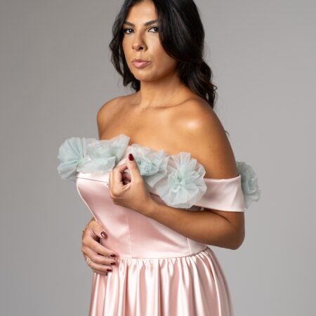 Abito in seta rosa chiaro con dettagli verde salvia