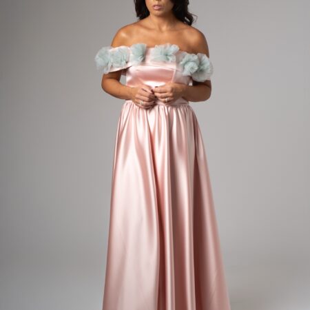 Abito in seta rosa chiaro con dettagli verde salvia