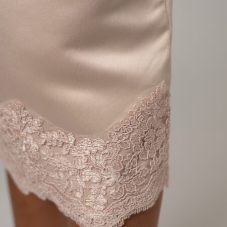 Coordinato mamma figlia in seta cipria con dettagli in pizzo