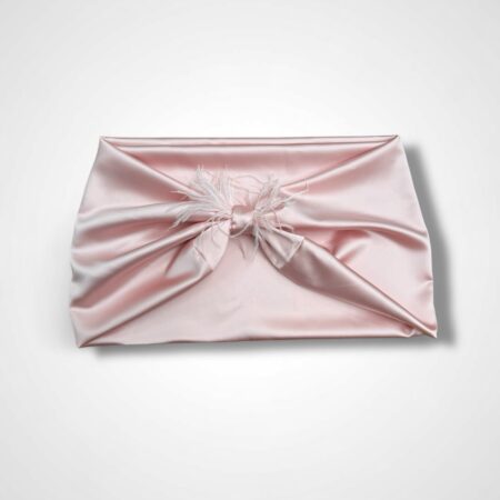 Stola chiusa con nodo e piume rosa chiaro