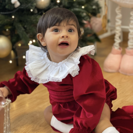 Pagliaccetto in velluto bordeaux con
Collo bianco e pizzo